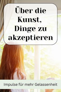 a woman sitting in front of a window with the words,'upper die kurstt dinggezu akepieren