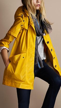 raincoat- el impermeable                                                                                                                                                                                 Más Yellow Trench Coat, Rok Outfit, Raincoat Outfit, Fishing Jacket, Burberry Trench Coat, Cool Stuff