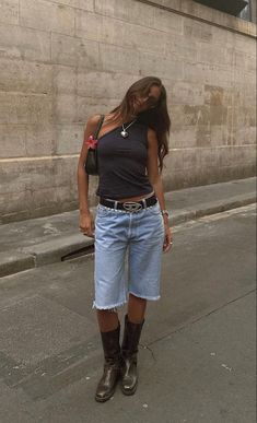 Outfit Summer Casual, Capri Outfits, Casual Summer Outfits For Women, Cowboy Outfits, Bermuda Jeans, Short Jeans, Outfit Inspo Fall, Edgy Outfits