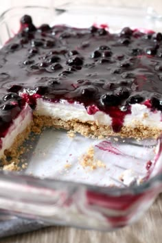 No Bake Blueberry Cheesecake Bars with a graham cracker crust. An easy summer dessert recipe Smores Dessert, Easy Summer Dessert, Biscuits Graham, Healthy Summer Desserts, Blueberry Desserts