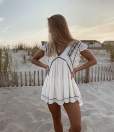 Summer Beach Vibes Outfits, Casual Hamptons Style, Cute Casual Beach Outfits, Preppy Spring Outfits 2024, Donna Sheridan Outfits, Summer Coastal Outfits, Florida Beach Outfits, Casual Sundress Outfit, 90s Summer Outfits Aesthetic