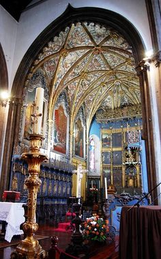 Interior of the Sé Cathedral / Funchal is the largest city on Madeira Island and has a myriad of interesting sites. Magnificent historic architecture can be admired at the Sé Cathedral, Sao Lourenco Palace, the Santa Clara Monastery, the Igreja de Nossa Senorha do Monte church and many other places. Funchal has a wealth of colonial architecture that was mainly built between 1400 and 1800. #Madeira #Portugal Historic Architecture, Castle Hotel, Colonial Architecture, Island Paradise, Ancient Architecture, Historical Architecture, Santa Clara