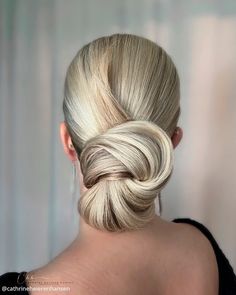 Discover 20 stunning elegant wedding hairstyles that will make you feel like royalty. Find the perfect bridal look to suit your style! Casual Elegant Wedding, Royal Bridal Look, Elegant Wedding Hairstyles, Simple Bride, Simple Elegant Wedding, Simple Wedding Hairstyles, Simple Ponytails, Elegant Wedding Hair, Wedding Hairstyles With Veil