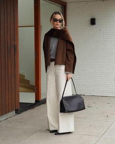 this neutral color block consisting of grey, brown, white and black always works, no matter the season #outfit | Instagram Oversized White Shirt, Jeans Trend, Style Rut, Fashion Silhouette, Chic Winter Outfits, Skandinavian Fashion, Elegant Scarves, Outfit Formulas, Elegant Fall