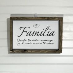 a sign hanging on the side of a wall that says, familia dene la vida convenge