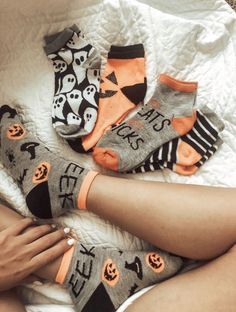 pinterest & insta: @esherwoo13 Socks Aesthetic, Casa Halloween, Halloween Socks, Pretty Halloween, Halloween Tags, Aesthetic Halloween, Halloween Aesthetic, Halloween 2018