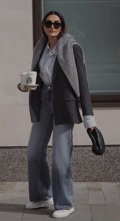 Grey Blazer Fall Outfit, Feminine Denim Outfits, Grey Blazer Winter Outfit, Winter Outfits Blazer, Autumn Street Style 2023, Grey Blazer Street Style, Autumn Style 2024, Chic Winter Streetwear Blazer, Grey Wide Leg Jeans Outfit