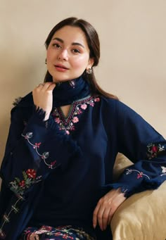 Pakistani Suits Hania Amir, Hania Amir Pakistani Suits, How To Style Kashmiri Pheran, Blue Kurti Aesthetic, Kashmiri Pheran Designs, Pheran Kashmiri Dress, Pheran Designs, Zara Shahjahan Casual, Kashmiri Embroidery Suits