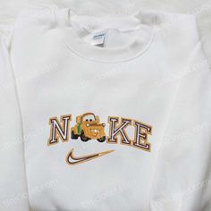 Introducing the Mater Car x Nike Cartoon Embroidered Sweatshirt – a perfect blend of style and comfort for all Disney enthusiasts. This sweatshirt showcases intricately embroidered Disney characters, adding a touch of nostalgia to your wardrobe. Made with high-quality materials, it offers supreme softness and durability. Whether you’re heading out for a casual day or cozying up at home, this sweatshirt will keep you warm and stylish. With its unique design, it makes for an excellent Kevin Minion, Nike Cartoon, Disney Character Shirts, Nike Inspired, Hoodie Cartoon, Limited Edition Shirt, Cartoon Sweatshirts, Nike Sweatshirt, Daisy Duck