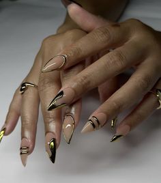 Black And Gold Short Nails, Black And Gold Nail Designs, Gold And Black Nails, Lady Nails, Black And Gold Nails, Bar Outfits, Romantic Nails, Nude Nail Designs, Stiletto Nails Designs