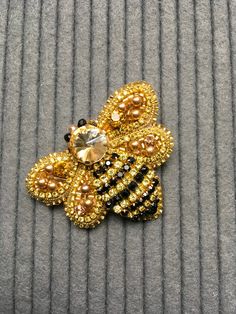 Gorgeous bumble bee brooch made with crystals, beads and sequins. Bee Brooch Handmade, Beaded Bee Pattern, Beaded Bumble Bee, Diy Brooch Pin, Paper Rolls Diy, Insect Jewelry Design, Bead Work Embroidery, Paper Flower Ideas, Beaded Butterflies