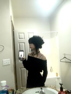 Emo Mirror Selfie, Black Aesthetic Grunge Outfit, Goth Asian Girl, Black Hair Mirror Selfie, Aesthetic Layered Hair, Gyaru Douyin, Long Grunge Hair, Wolf Cut Black Hair, Black Hair Grunge