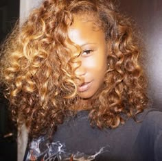 Kim Hair, Air Style, Red Curls, Dyed Curly Hair, Haute Hair, Honey Blonde Hair, Natural Curls Hairstyles, Hair Color And Cut