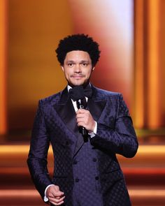 To host the 64th Annual GRAMMY Awards, Trevor Noah wore a selection of sartorial Gucci looks designed by Alessandro Michele. On stage he was seen in a silk jacquard double-breasted version with a Horsebit print and silk lapels. #Gucci #TrevorNoah #GRAMMYs #AlessandroMichele #GucciTailoring Grammy Awards 2022, Gucci 2022, Trevor Noah, Alessandro Michele, Grammy Awards, Clothing Styles, On Stage, Mens Clothing Styles, Men's Clothing