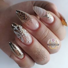 Christmas Newyears Nails, Gold Nails Sparkly, Nailart Cateye, Nail Art Designs Halloween, Summer Nails Art Designs, Winter Nails Christmas, Almond Acrylic Nails Designs, Summer Nails Art, Unghie Sfumate