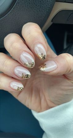 Neutral Party Nails, Nails Nye New Years, Christmas And Nye Nails, New Years Party Nails, 20s Nails, Roaring 20s Nails, Nail Gold Foil, Neutral Nails With Gold, Bridal Party Nails