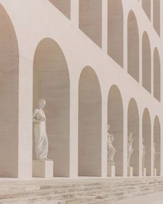 an image of a statue in the middle of a building with arches and columns on either side