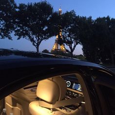 the eiffel tower is seen from inside a car