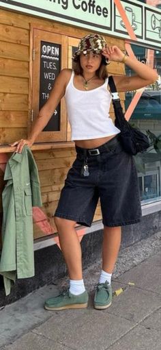 Style Jorts Woman, Long Shorts Women Outfits, Long Baggy Jean Shorts Outfit, Baggy Shorts For Women, Summer Style Outfits 2024, Baggy Summer Fits Women, Hawaii Street Style, Baggy Black Shorts Outfit, Big Shorts Outfit Street Styles