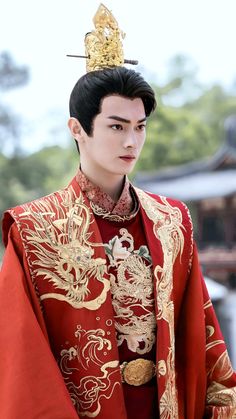 Lạc Du Nguyên - Hứa Khải ( Lý Nghi ) | 乐游原 Hanfu Boy, Xu Kai Smile, Chinese Wedding Dress Traditional, Hanfu Men, Chinese Armor, Royal Crown Jewels, Chinese Wedding Dress