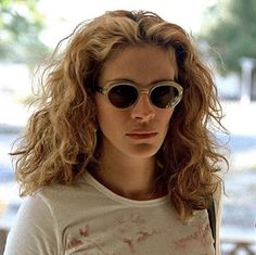 Julia Roberts Erin Brockovich Hair, Julia Roberts Side Profile, Julia Roberts Erin Brockovich Outfits, Julia Roberts In Erin Brockovich, Julia Roberts Sunglasses, Short Slightly Curly Hair, Julia Roberts Glasses, Julie Roberts Hair, 90s Julia Roberts