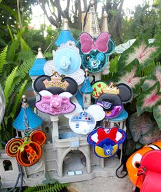 Disney Ears  Holder...Characters.....the perfect place when there off your head... Cinderella Ears, Ear Ideas, Disney Gear, Disneyland Ears, Disney Christmas Decorations, Disney Mouse Ears, Disney Cuties, Snow White Disney, Mickey Balloons