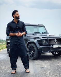 Black Pathani For Men, Pathani Kurta For Men, Men In Linen, Black Pathani, Gents Suit Design, Car Pose, Pathani For Men, Parmish Verma