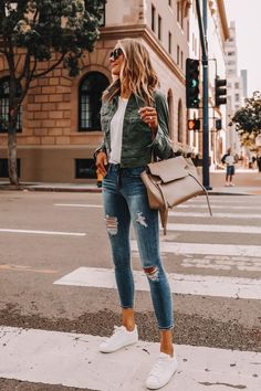 Spring Outfit Women, Walmart Outfits, Military Jacket Green, Spring Fashion Casual, Fashion Jackson, Edgy Chic, Jeans Ripped, Legging Outfits, Sofia Vergara