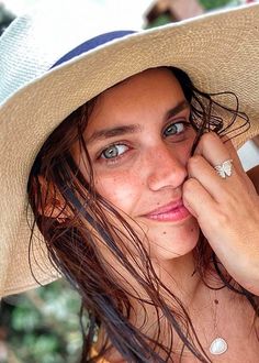 7 easy ways to make your beauty routine just a little bit more eco-friendly because why not? Eco Freindly, Black Chickens, Victoria Secret Model, Eco Friendly Beauty, Sea Salt Spray, Facial Wipes, Aluminum Free Deodorant, Sara Sampaio, Natural Sunscreen