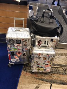 Rimowa Luggage, Suitcase Stickers, Travel Luggage Suitcases, Airport Aesthetic, Suitcase Organization, Luxury Lifestyle Fashion, 카드 디자인