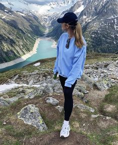 Mountain View Outfit, Mountain Tour Outfit, Mountain Town Summer Outfit, Hiking Mountains Outfit, Banff Spring Outfits, Mountains Outfit Spring, Hiking Outfit Switzerland, Switzerland Hiking Outfit, Yosemite Outfit Spring