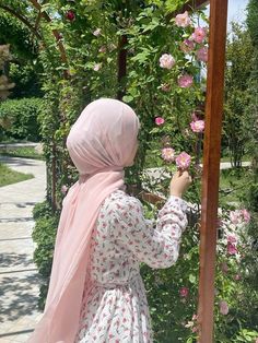 Hijabi With Flowers, Flowercore Outfit, Pink Hijabi Outfits, Pink Hijab, Nikah Outfit, Modest Summer Fashion, Bride Dress Simple, Women Dress Collection, Hijab Style Tutorial