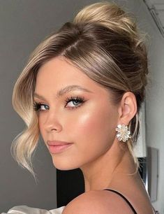 Slick Back Formal Hair, Hairstyle For Gala Night, Hair Up With Veil, How To Use Eyeshadow, Diy Hairstyle, Half Up Wedding Hair, Wedding Hair Up, Static Hair, Red Carpet Hair