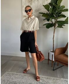 Bermuda Shorts Outfit Women, Jorts Fashion, Summer Cocktail Attire, Bermuda Shorts Outfit, Black Shorts Outfit, Outfits Con Jeans, Outfits Modest, Shorts Outfits Women, Chic Summer Outfits