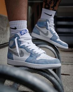 Hyper Royal Jordan 1, Air Jordan Outfits Men, Sepatu Air Jordan, Nike Air Jordan Shoes, Chic Sneakers, All Nike Shoes, Nike Jordan Retro, Fresh Shoes, Hype Shoes