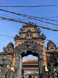 Le temple hindouiste de Tanah Lot, situé à 10km à l’ouest de Canggu, est l'un des sites les plus emblématiques de l'île. Construit sur un rocher escarpé qui émerge de l'océan, ce temple est dédié aux dieux de la mer, et sa construction remonte au XVIème siècle. Selon la légende, il est gardé par de dangereux serpents de mer qui vivent sous la surface.   #TravelPlanner #Honeymoon #TravelInspiration #LuxuryTravel #RoadTrip #TravelGoals #TravelIdeas #TravelTips #BucketList #Bali #Ubud #Canggu #Uluwatu #NusaDua   ✈️ TRAVEL THERAPY - Travel planners experts en voyages sur mesure Travel Therapy, Bali Ubud, Ubud, Road Trip, Temple