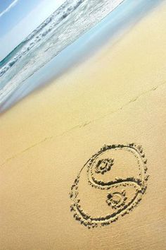 the letter s is drawn in the sand at the beach