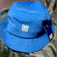 Size S/M Brand New W Tags Unisex Winter Blue Bucket Hat, Staff Uniforms, Bucket Cap, New Era Hat, Strapback Hats, Blue Hat, New Era 59fifty, Fitted Caps, Cool Logo