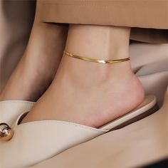 Precio bajo con envío gratis para usuario nuevo. Anklets With Shoes, Gold Chain Outfits Women, Adjustable Gold Anklet, Jewelry Gold Design, Rose Gold Chain Women, Unique Gold Bracelet, Foot Chain