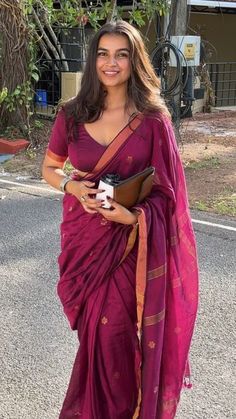 Ethnic Day Saree, Onam Saree Ideas, Traditional Saree Poses, Saree Farewell, Hot Sarees, Farewell Saree, Onam Outfits, Simple Lehenga