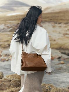 Fabriqué en cuir tanné végétal au charme intemporel, le Sac Besace Yore en taille Medium gagnera en éclat au fil du temps. Grâce à un traitement particulier, le cuir présente des textures naturelles et irrégulières qui témoignent du passage du temps. Ce sac, conçu par Songmont, est pensé pour être un compagnon fidèle qui vous accompagne au quotidien.
Le Sac Besace Yore en taille Medium est équipé de plusieurs poches extérieures pour garder vos essentiels à portée de main. Un porte-charms vous pe High Heel Slippers, Shirt Bag, The Medium, Heel Slippers, Slipper Boots, Custom Dresses, British Indian, Bold Fashion, Vegetable Tanned Leather