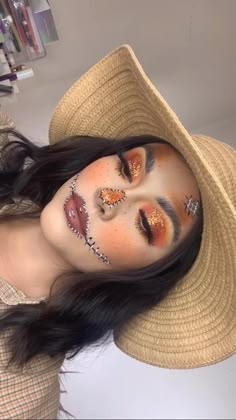 Scarecrow Halloween Makeup Looks, Scare Crow Make Up For Women Easy, Scarecrow Make Up Ideas For Halloween, Scarecrow Costume Ideas For Women, Scarecrow Halloween Makeup Cute, Glam Scarecrow Makeup, Scarecrow Halloween Costume For Women, Woman Scarecrow Costume, Scare Crow Makeup Cute Simple