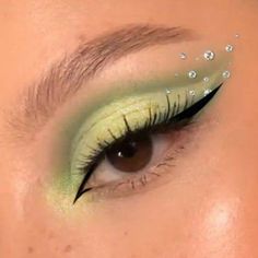 Tinkerbell Makeup, Tinkerbell Halloween Costume, 60s Look, Makeup Drawing, Simple Eyeshadow, Green Makeup, Make Up Inspo, Concert Looks, Makeup For Green Eyes