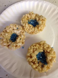 three macaroni and cheese treats on a paper plate with blue sprinkles