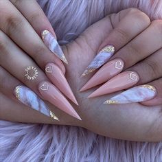 Short gel nails Almond nails designs Challenge Nails, Judy Nails, Stilleto Nails Designs, Gold Glitter Nails, Nails Design With Rhinestones, Stiletto Nails Designs, Glamorous Nails, Almond Nails Designs, Bling Acrylic Nails