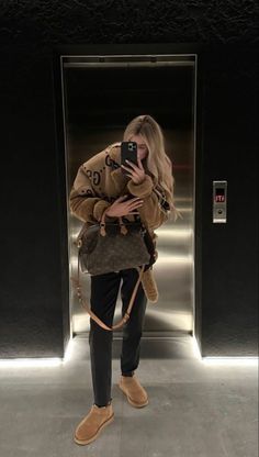 Louis Vuitton Speedy Outfit, Louis Vuitton Bag Outfit, Women Looks, Cold Fashion, Oversized Sweater Women, Oversized Sweaters, Paris Outfits, Looks Street Style, Causual Outfits