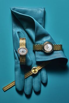 13 petites montres en or pour habiller son poignet | Vogue Paris Reel Ideas, News Studio, Studio Shoot, Luxury Watches For Men, Vogue Paris, Set Design, Luxury Watches, Jewellery And Watches, E Commerce