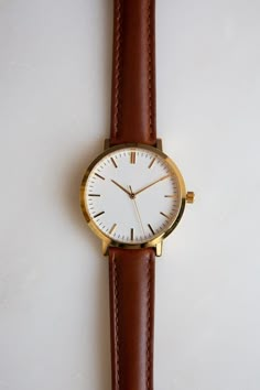 This is Unisex Watch. This 36mm watch is recommended for men that prefer smaller watches. For women, this is a classic medium size case. ✦ Case Size: 36mm ✦ Case Material: Gold Tone Stainless Steel ✦ Japanese Quartz Movement ✦ Mineral Glass ✦ Analog Display ✦ Strap: Cognac Brown Genuine Leather ✦ Strap Width: 16mm ✦ 3 ATM Water Resistance (protected from splashes such as hand washing, rain but must not be worn while bathing, swimming or diving) Cognac Brown Leather Minimalist Watch, Brown Minima Brown Watches Women, Classic Watch Women, Brown Minimalist, Pretty Watches, Watch Womens, Classy Watch, Trendy Watches, Vintage Watches Women, Brown Watches