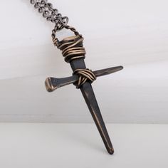 Démontrez votre engagement avec ce superbe collier "Rusty Nails" fait main.
Les clous patinés à l'ancienne créent une croix puissante avec un look médiéval fort, parfait pour montrer votre engagement avec style.
La construction solide et durable est conçue pour résister à l'épreuve du temps, de sorte que vous pouvez porter votre collier avec fierté tous les jours.
La croix est un superbe cadeau pour tous les âges. Idéal pour un cadeau de Première Communion ou de Confirmation.
REMARQUE : Chaque c Handmade Medieval Cross Jewelry, Medieval Cross Necklace For Gift, Handmade Gothic Cross Pendant Necklace, Gothic Metal Cross Necklaces, Gothic Cross Necklace With Oxidized Finish, Nail Cross Necklace, Nails Pendant, Rusty Nails, Rusty Nail