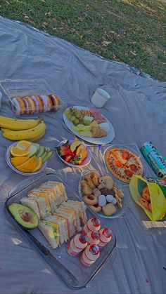 Picnic Picnic Food Birthday, Picnic Date Essentials, Beach Picnic For 2, Birthday Picnic Inspiration, Mommy Daughter Picnic Ideas, Small Picnic Ideas Simple, Picnic Simple Ideas, Picnic Food Ideas Healthy